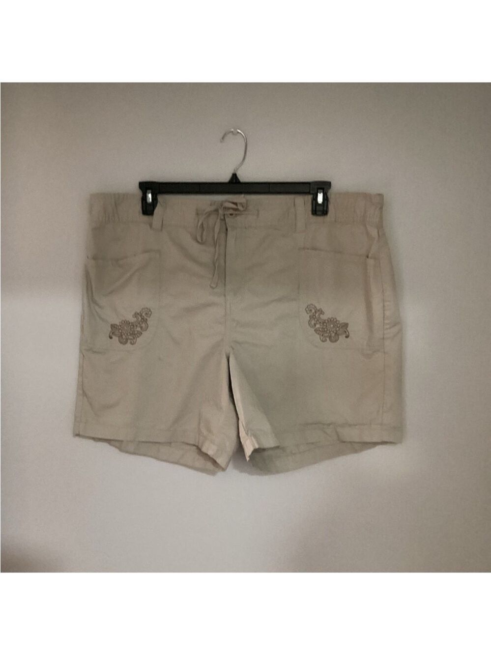 Basic Editions khaki shorts Woman’s size 1X embroidered floral design